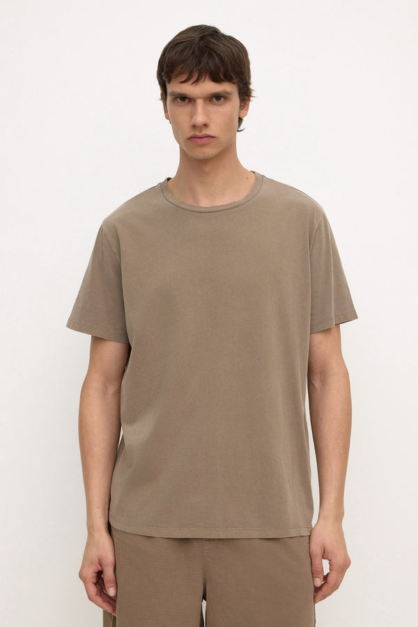 Elijah_Tee_Dark_Sand_0777