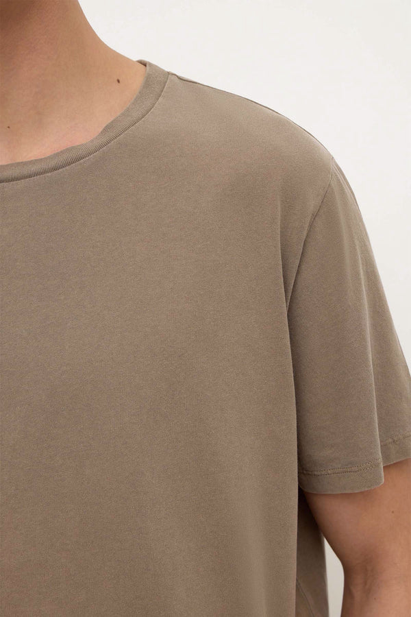 Elijah_Tee_Dark_Sand_0779
