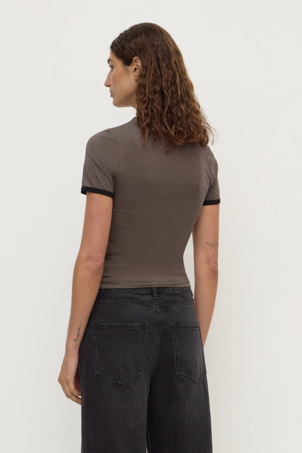 Kourt_Contrast_Bind_Tee_Bark_Black_1575