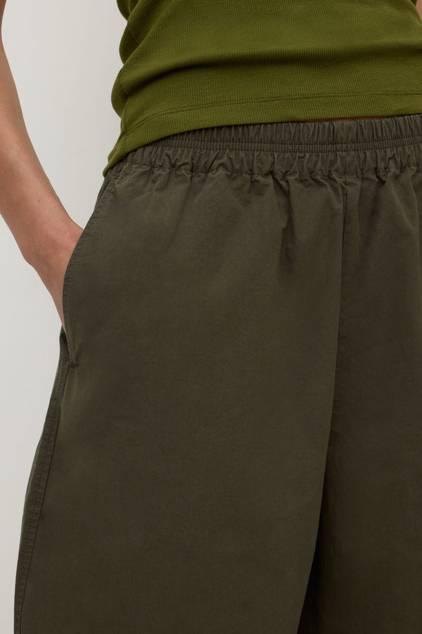 Lola_Barrel_Pant_Dark_Military_0690