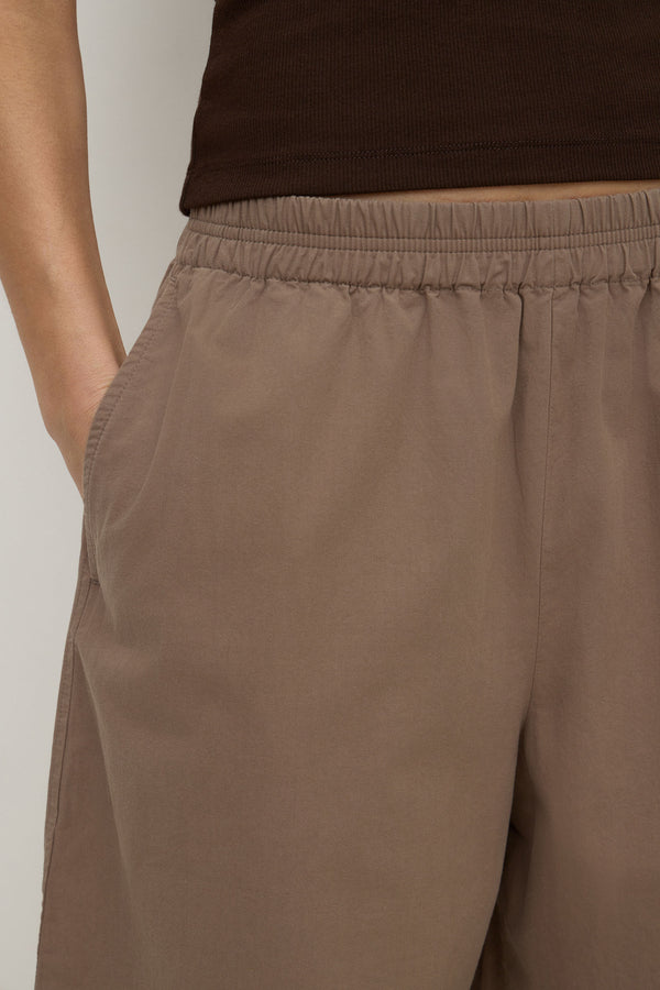 Lola_Barrel_Pant_Dark_Sand_1920