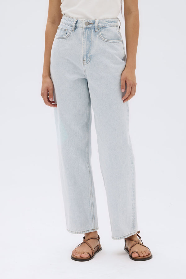 Womens Vintage Straight Jean Bleach Assembly Label
